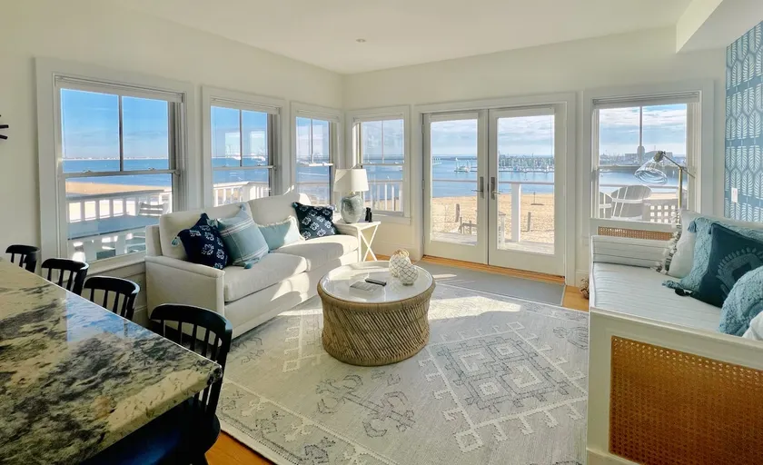 Modern Beachfront Condo, Gorgeous Views and Centrally Located - Image 1
