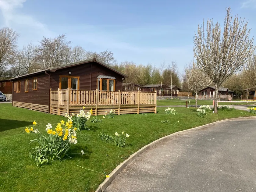 Borwick Heights Traditional Lodge with Lake Views - Image 1