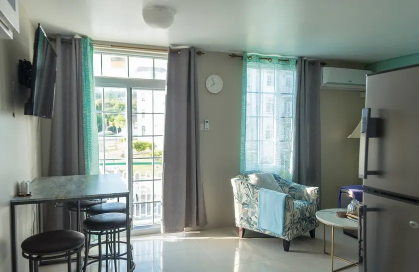 👉Cozy+Modern Beach apt w/Pool&Bar-WFH Montego Bay - Image 1