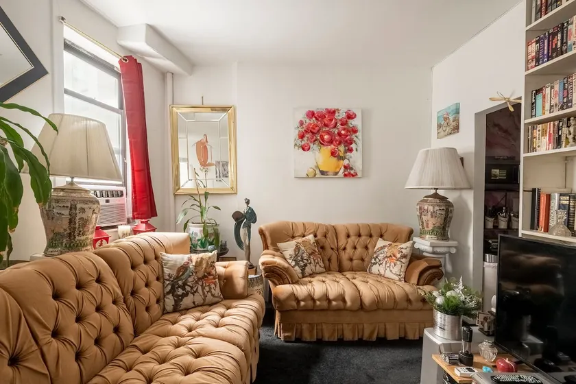MANHATTAN GEM: A quite large charming apt - Image 1