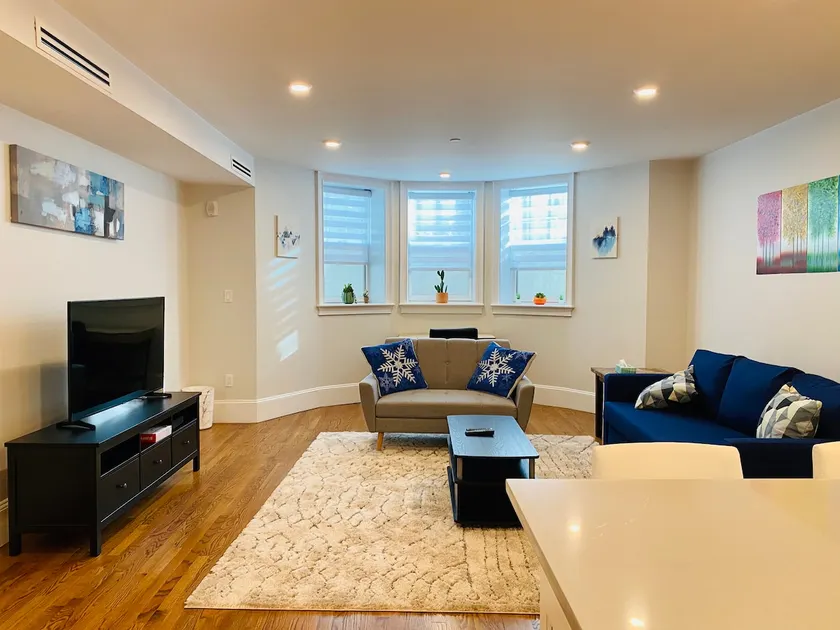 Luxury 2B1B Apt. One Free compact Parking Spot - Image 1