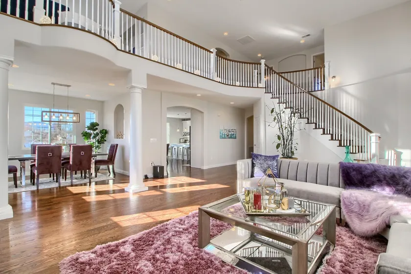 Glamorous Home: Explore and Relax in Style - Image 1