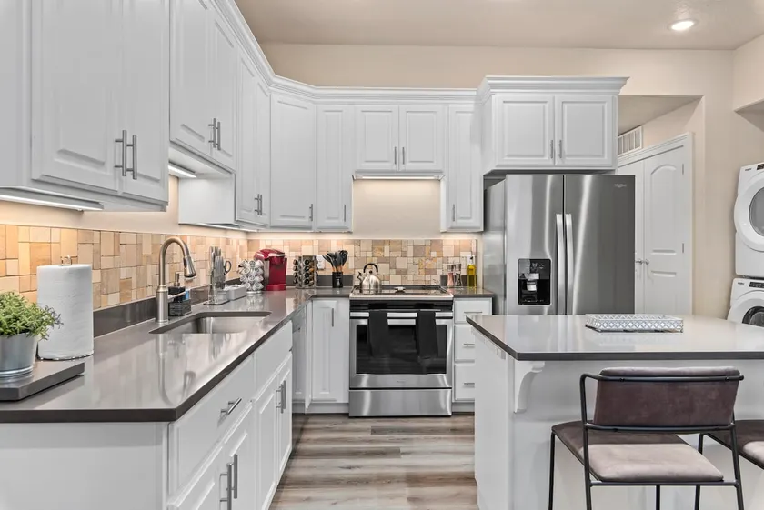 Downtown Lux King Suite | 400+ Wi-Fi | BYU - Image 1
