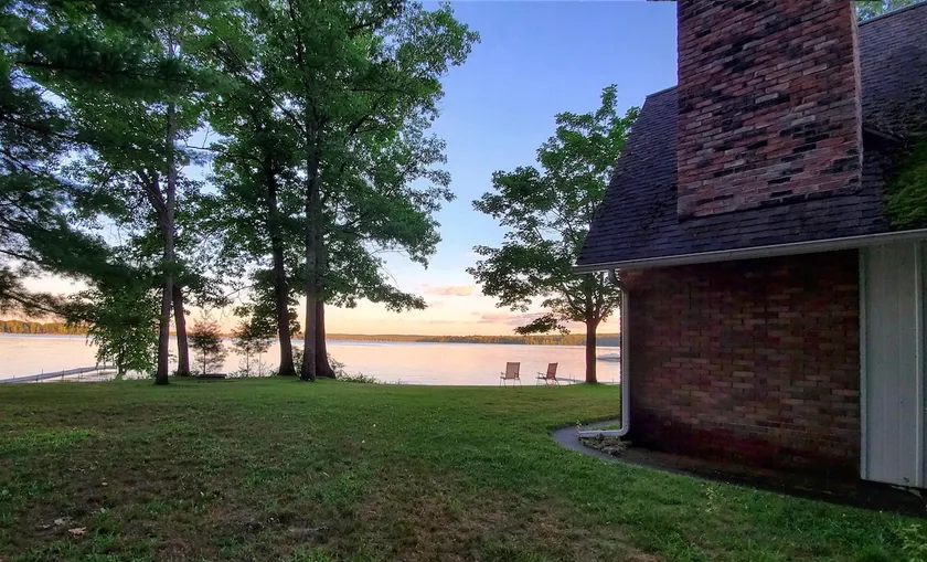 Lakefront cottage, beach & dock on Lake Margrethe - Image 1