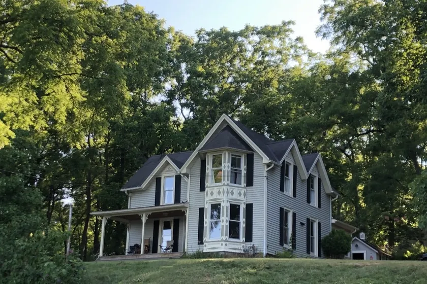 Private house with plenty of land and lakefront. - Image 1