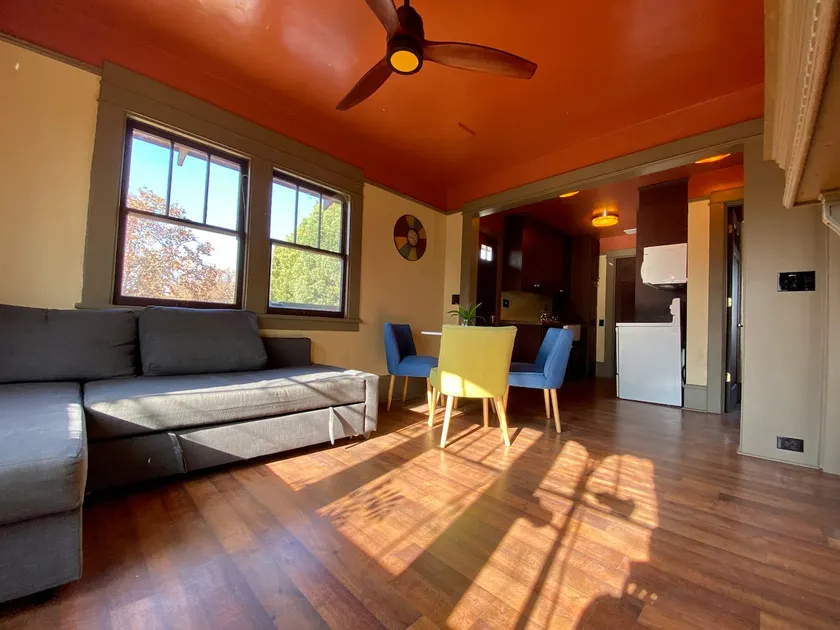 1920s historic 2bed/1bath top floor suite w/views - Image 1