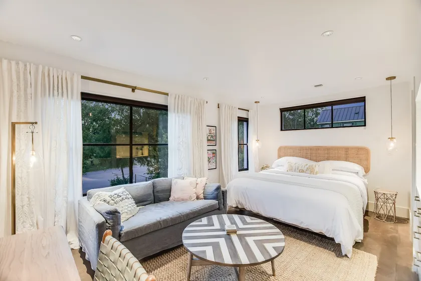 The FROG: Chic 2 bed/1 bath guest house w/ parking - Image 1