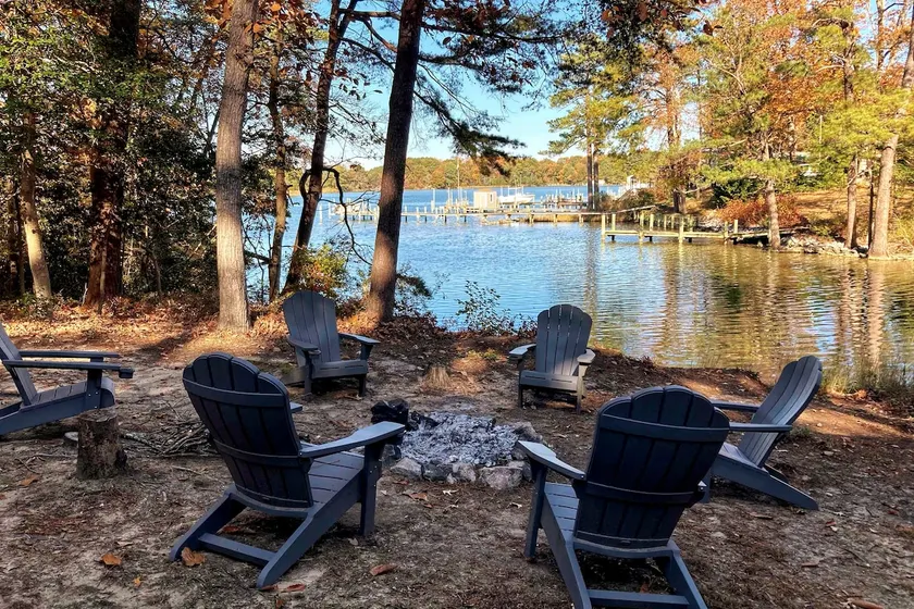 Dinna Fash-3 BR Waterfront Log Cabin - Image 1