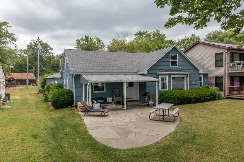 Updated cottage with new dock and air - Image 1