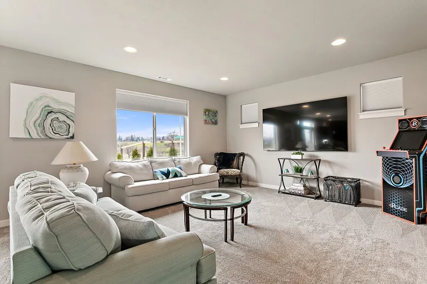 Built March '22, 5 king bds, 85” 4k tv. Pretty!! - Image 1