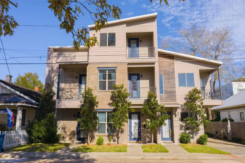 Modern downtown condo - Image 1