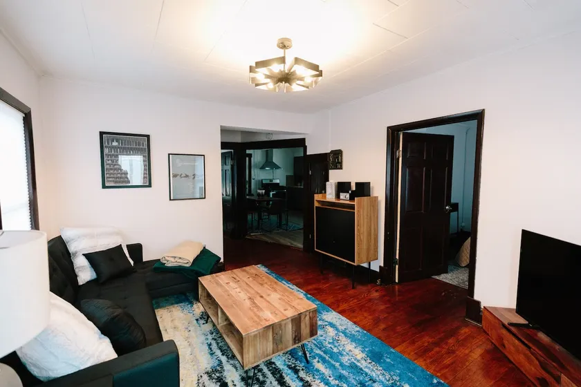 2BR in Duplex Dtwn Urbana / 1GB WiFi + Roomy Yard - Image 1