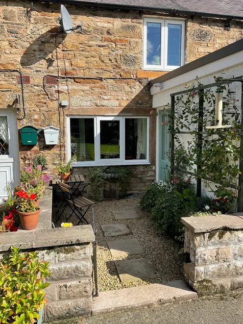 Quaint cottage in a fab location - Image 1