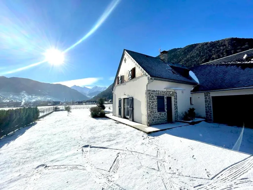House with garden and mountain views - Image 1