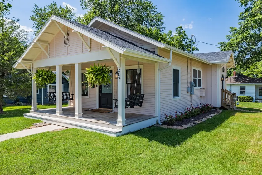 The Bluebonnet Cottage in Ozark Historic District - Image 1