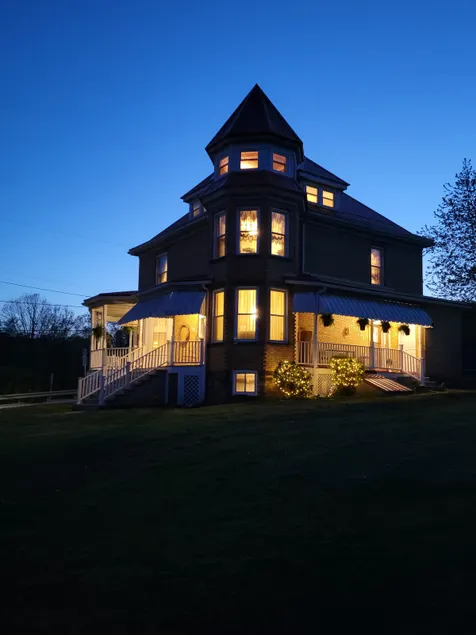 Garrett House 600 ft from 2 Bike Trails, sleeps 14 - Image 1