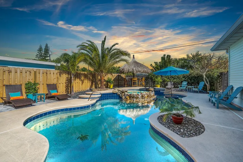 Oasis House: Heated Pool & Spa 300ft Walk to Beach - Image 1