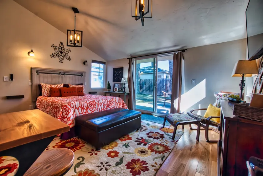 Manito Home&Guest Suite, 2 Kitchens, 3BDR Sleeps 9 - Image 1