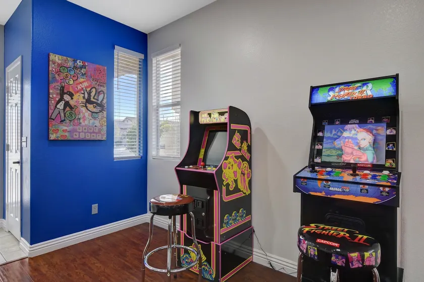 Near Strip and Airport: Games & Arcades-Southpoint - Image 1