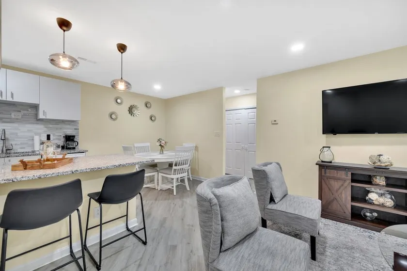 Cozy 2 Bedroom Duplex In Charlotte, Jacuzzi, Sleeps 6 plus 2 - Image 1