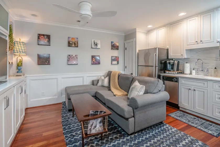 ★ Chic Riverside Condo-2 Blocks from Water-Parking - Image 1