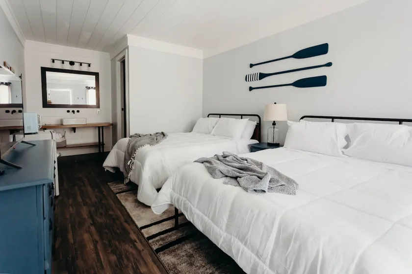 Eagle Creek Room, Lakeside Inn at Dale Hollow - Image 1