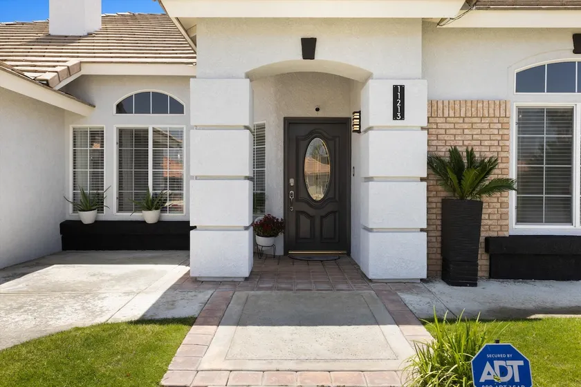 Cozy 4 BR/2bath Near Belcourt Seven Oaks - Image 1