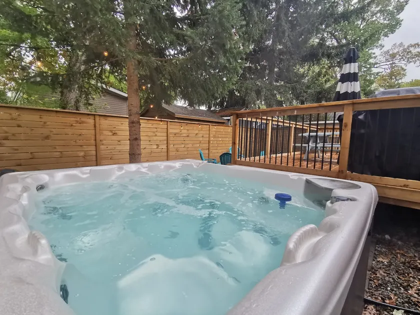 The Lazy Bear HOT TUB 3 BR 2 BA - Image 1