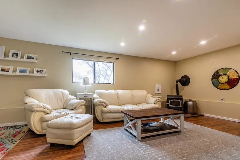 Spacious 2 bedroom unit with yard & firepit. - Image 1