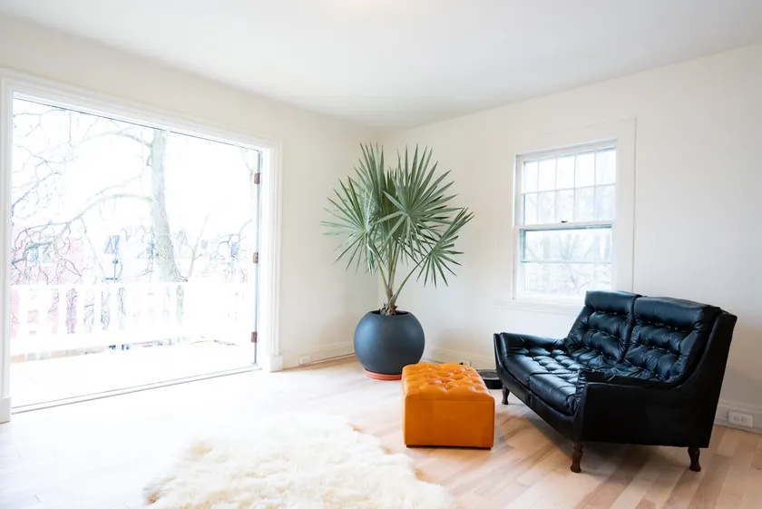 Historic Stunner w/WasherDryer, Balcony, 2 bedroom - Image 1