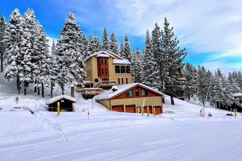SKI IN / SKI OUT CUSTOM HOME. - Image 1