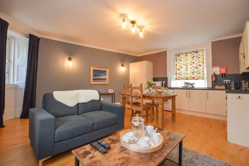 The Gallery Apartment - Spacious, Town Centre, Walkable to Ferry Terminal, - Image 1