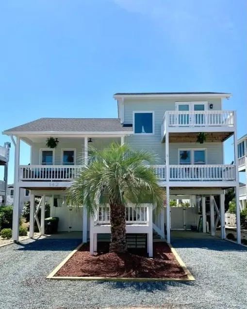 FULLY RENOVATED: pool, walk to beach, water views! - Image 1