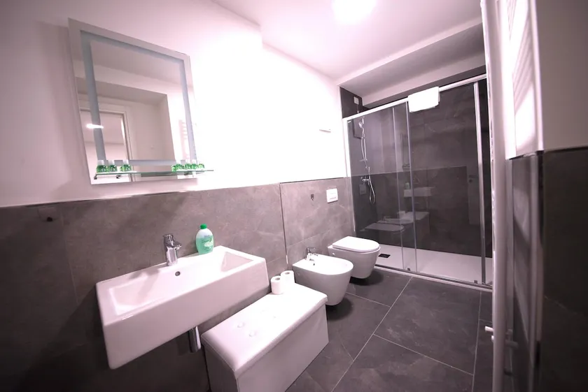 Best Location - Deluxe 2 bedroom apartment - Image 1
