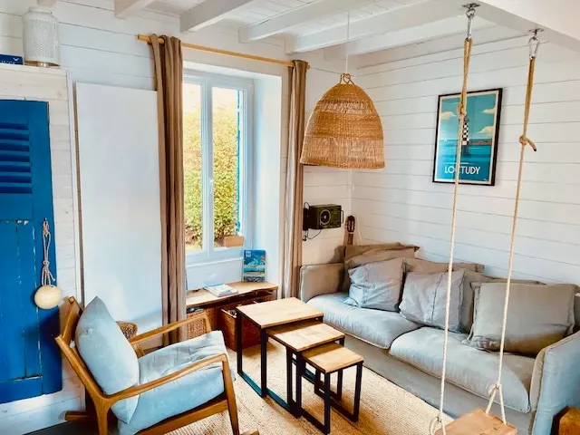 Small fisherman's cottage with a terrace by the sea - Image 1