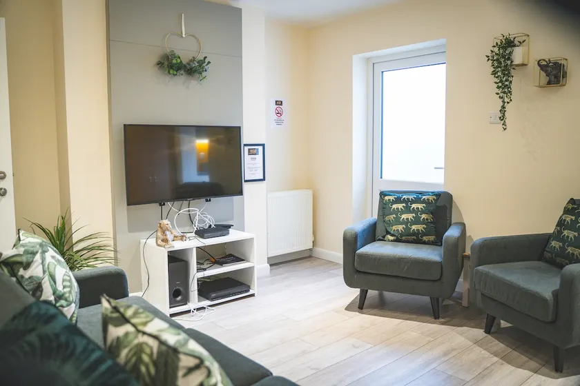 Spacious 4-bed house in Crewe by 53 Degrees Property, ideal for Contractors & Business, FREE parking - sleeps 7 - Image 1