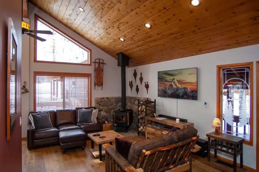 Cozy Truckee cabin in Tahoe Donner with modern luxuries and e-vehicle charging - Image 1