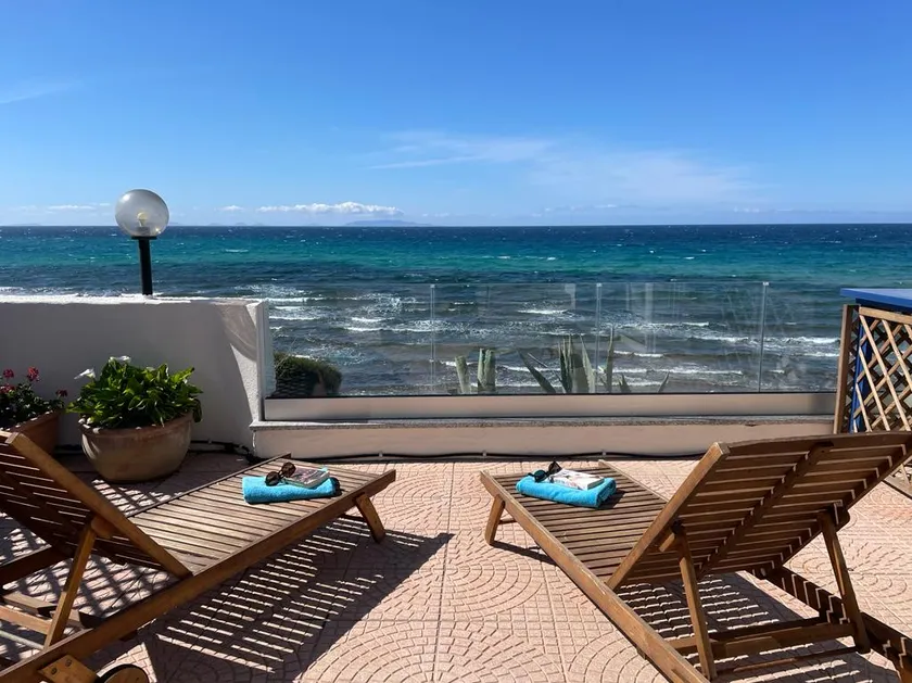 Sea front apartment with private access to beach - Image 1