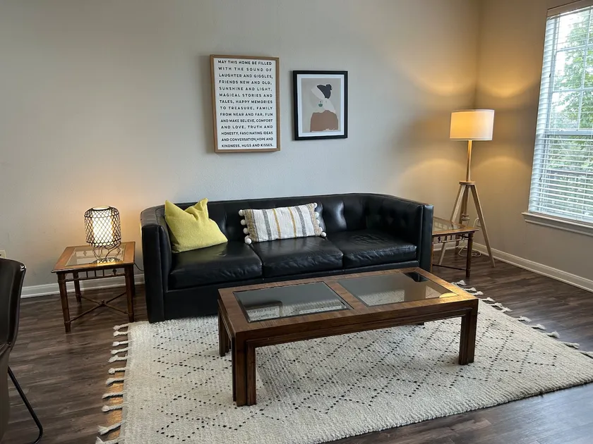 Newly Furnished 1BR Unit w/ Hermann Park View - Image 1