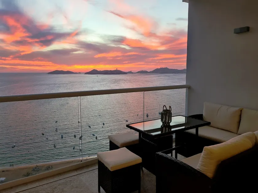 Charming apartment right on the beach with super views - Image 1
