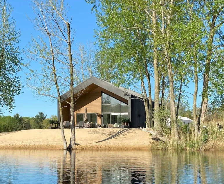 Bright & Modern Home: Heated Pool Open until 10/19 - Image 1