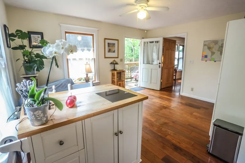 Hidden Gem! Sunny, Relaxing, Two-Room Apartment - Image 1
