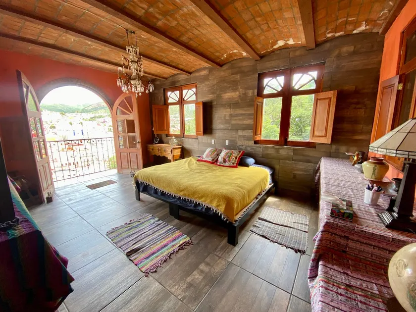 Romantic house with beautiful view and private garden - Image 1