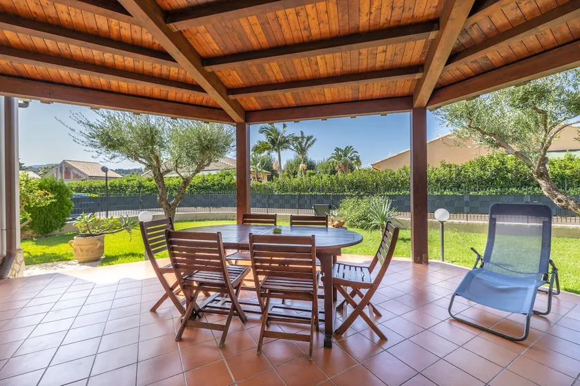 Garden Villa near the beach - Image 1