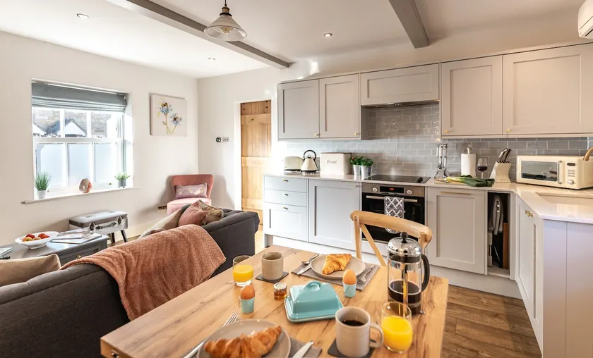 Luxury Stay, Aircon, Central, Parking, Garden - Image 1