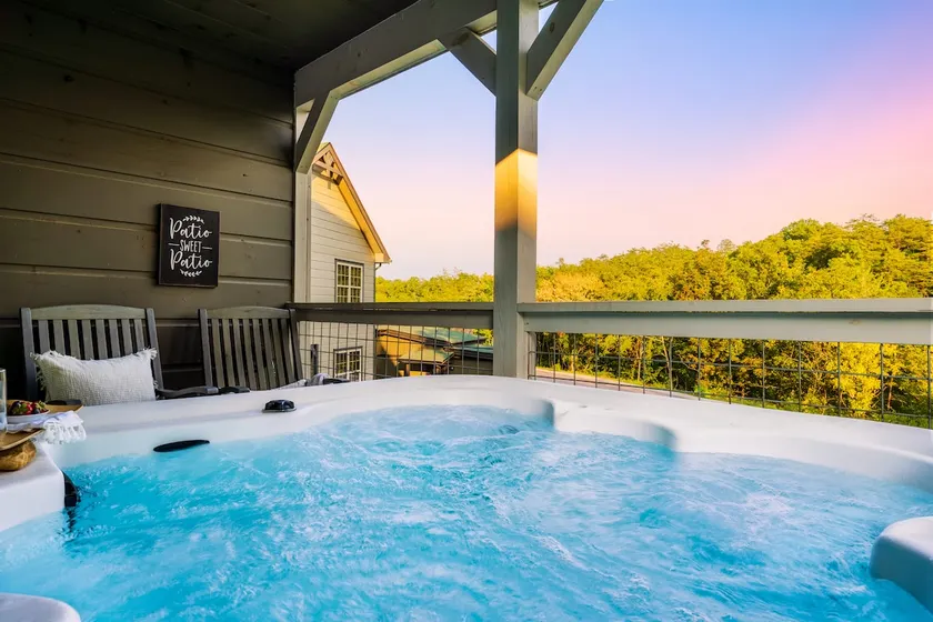 Great location! Cabin w/Game Room & Hot tub - Image 1