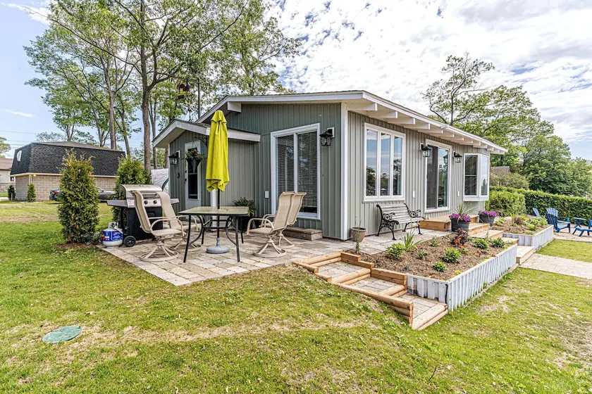 Cozy Waterfront Renovated Cottage Escape - Image 1