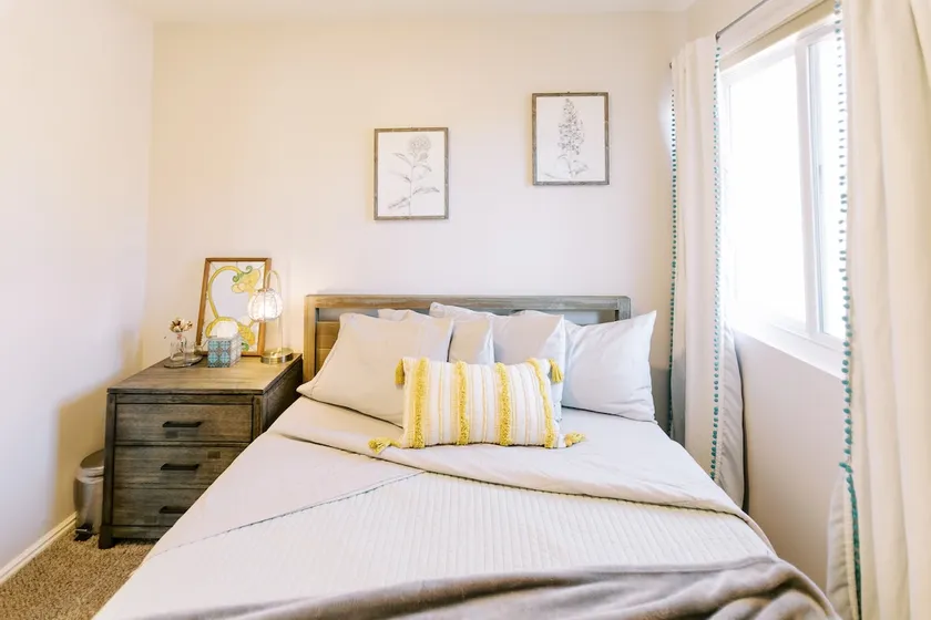 Cozy Yellow Home - 2BD near Zion - Image 1