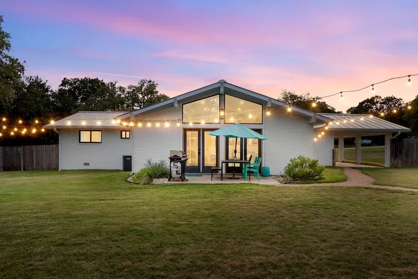 Updated on an Acre — 1 mile to Gruene + the River! - Image 1