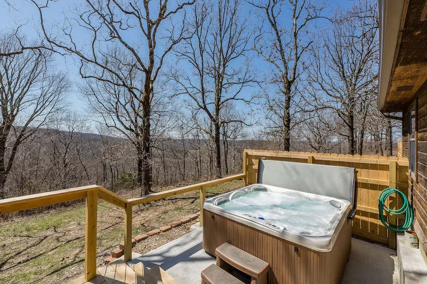 Rustic Coyote Ridge Cabin with a Hot Tub - Image 1